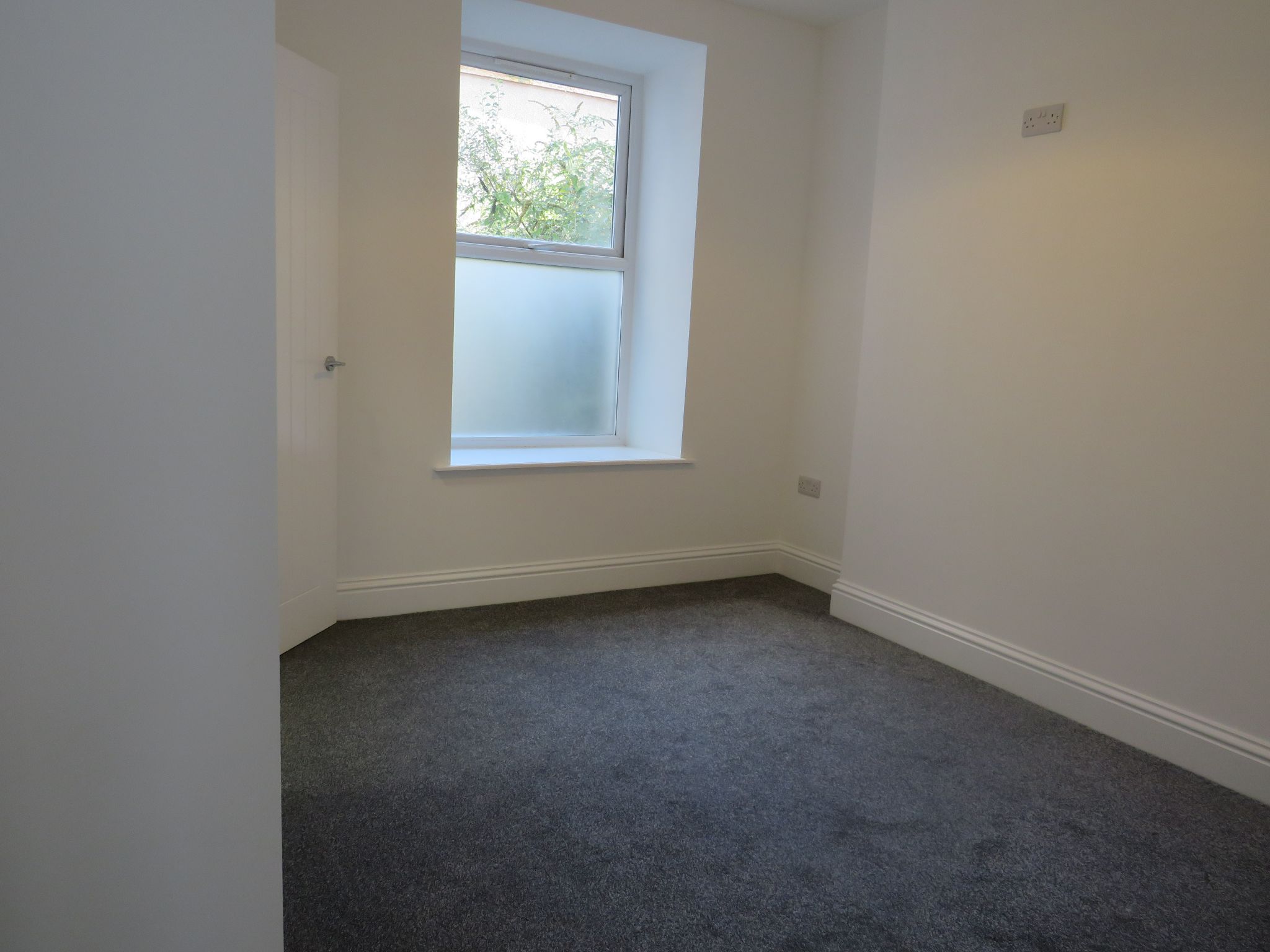 1 bedroom ground floor flat/apartment To Let in Llandudno - Photograph 4.