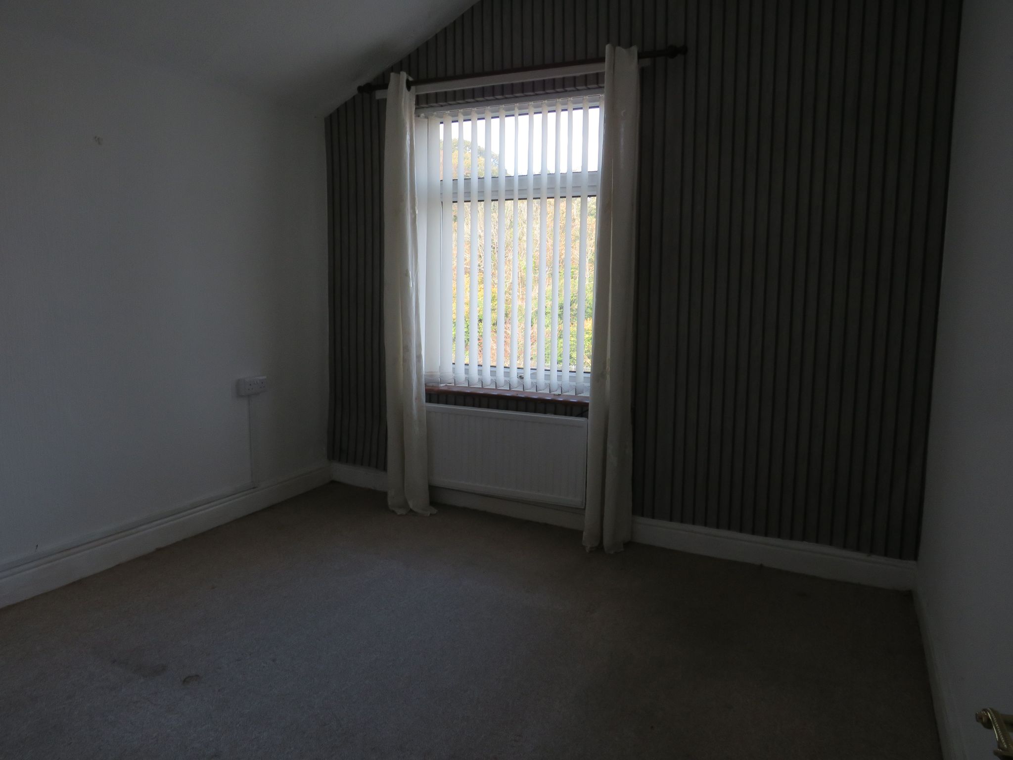2 bedroom flat flat/apartment To Let in Llangefni - Photograph 5.