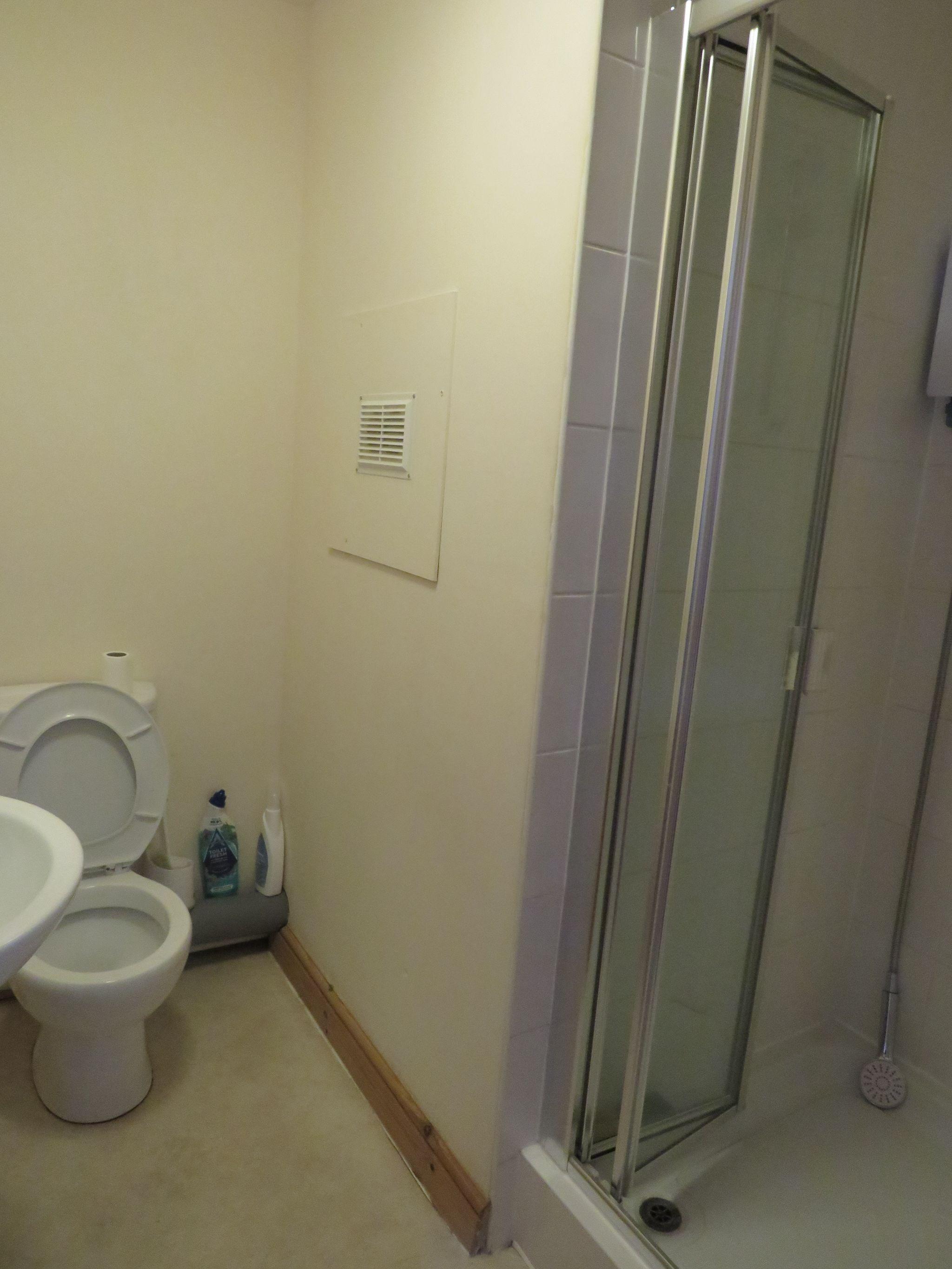 1 bedroom shared house To Let in Holyhead - Photograph 5.