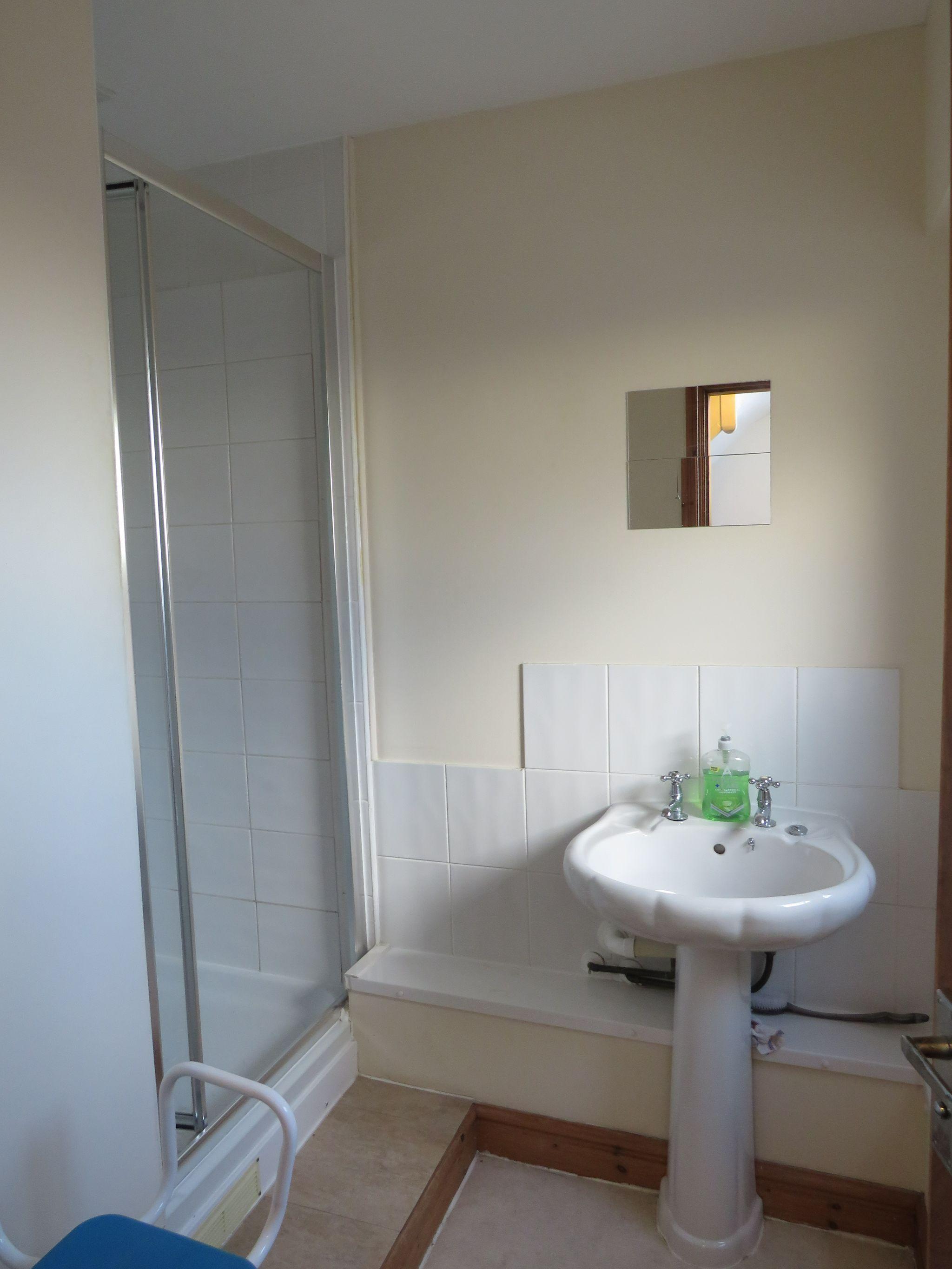 1 bedroom shared house To Let in Holyhead - Photograph 4.