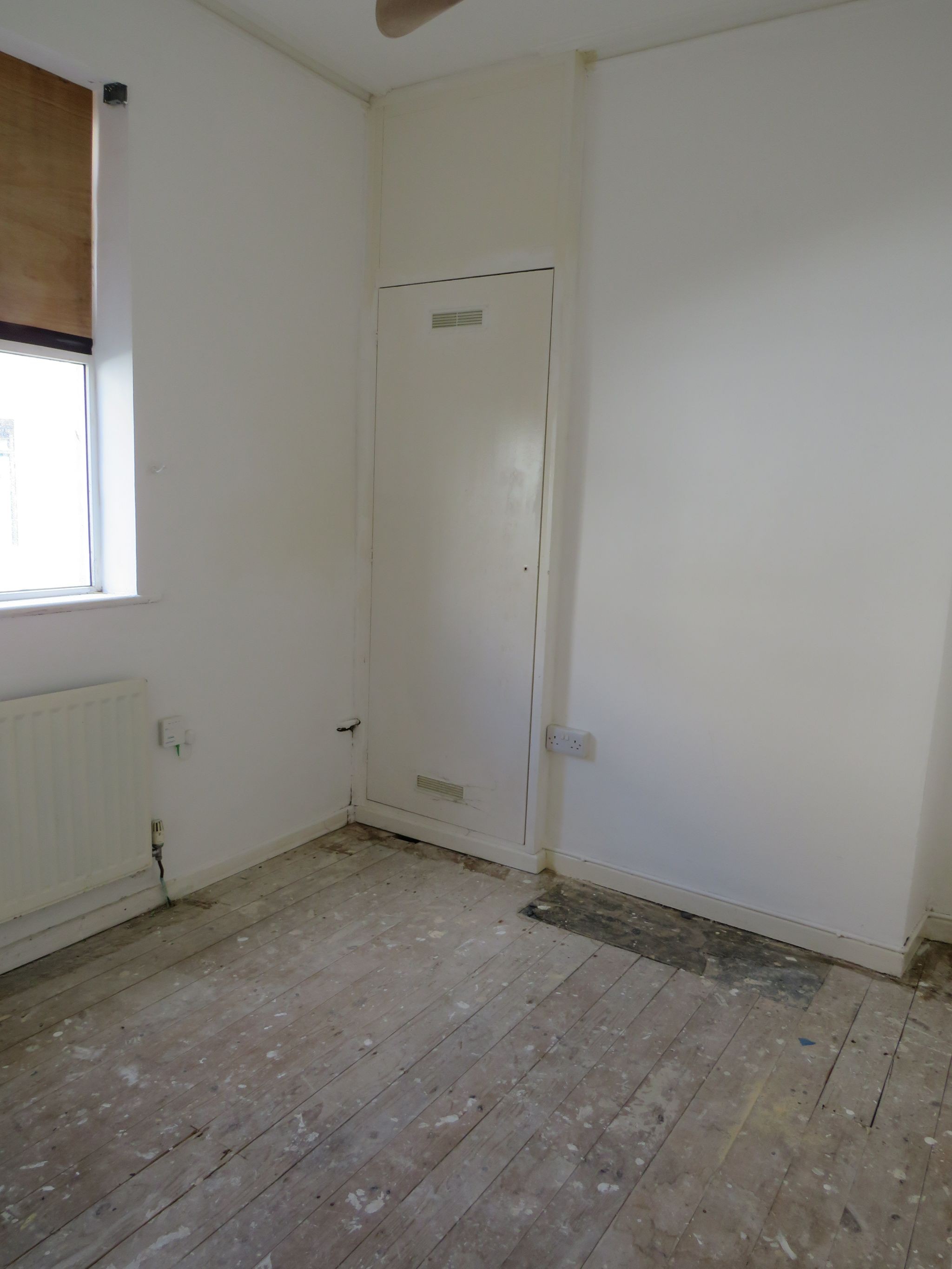 2 bedroom mid terraced house For Sale in Holyhead - Property photograph.