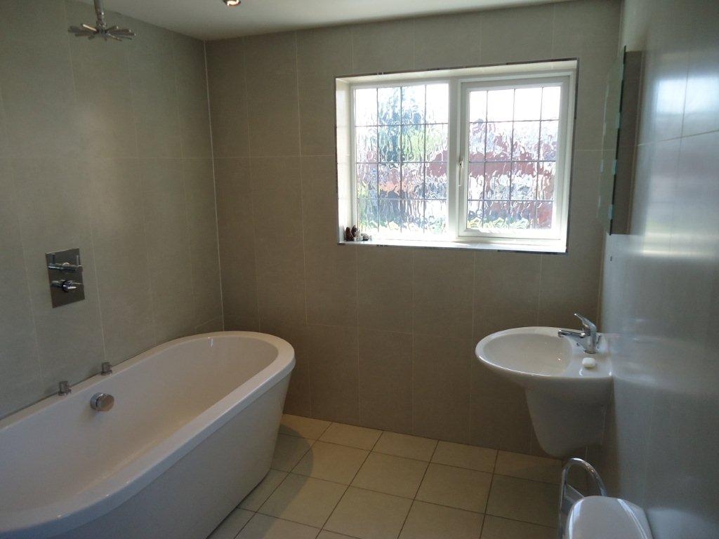3 bedroom semi-detached house Let Agreed in Bedworth - Bathroom.