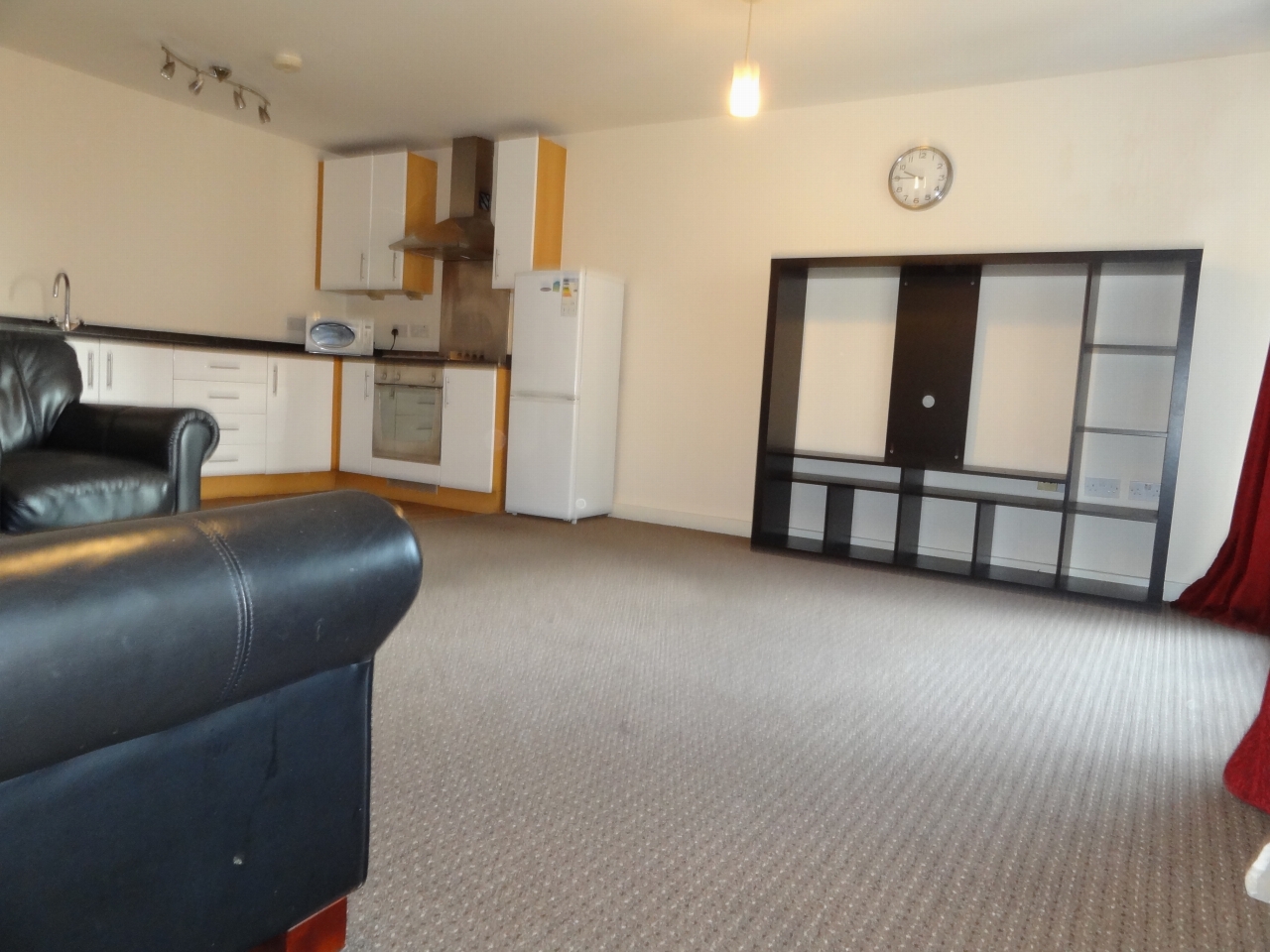2 bedroom apartment flat/apartment Let in Coventry - Photograph 2.