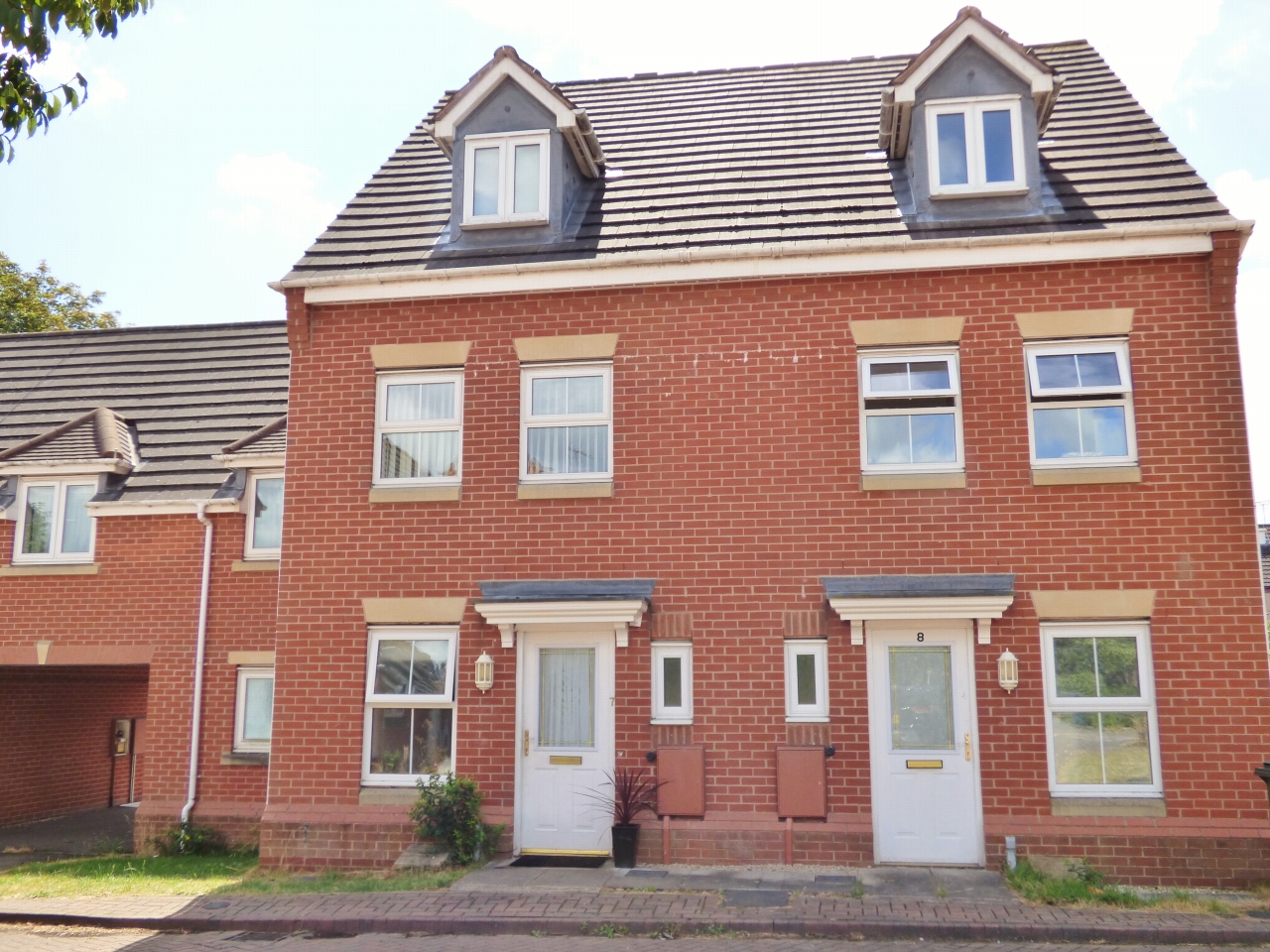 3 bedroom mid terraced house Let in Coventry - Photograph 1.