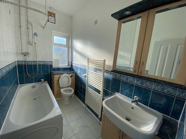 3 bedroom mid terraced house Let in Coventry - Photograph 4.