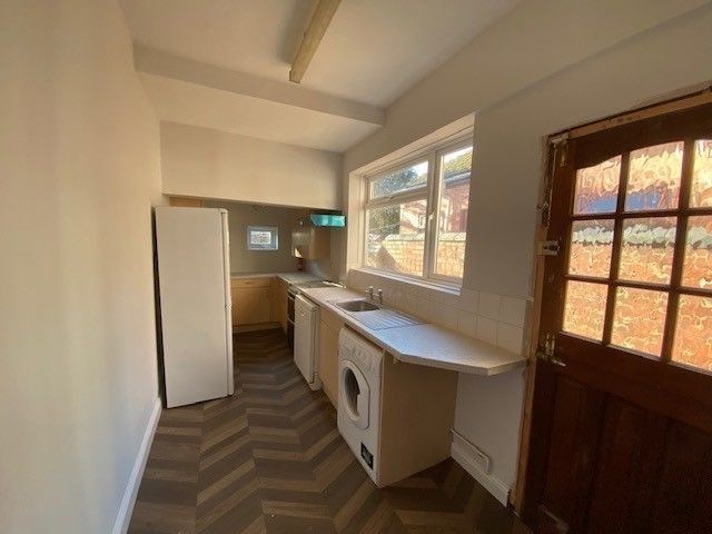 3 bedroom mid terraced house Let in Coventry - Photograph 3.