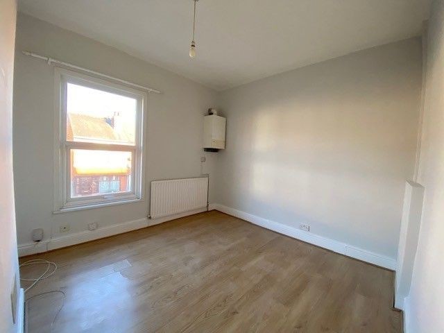 3 bedroom mid terraced house Let in Coventry - Photograph 5.
