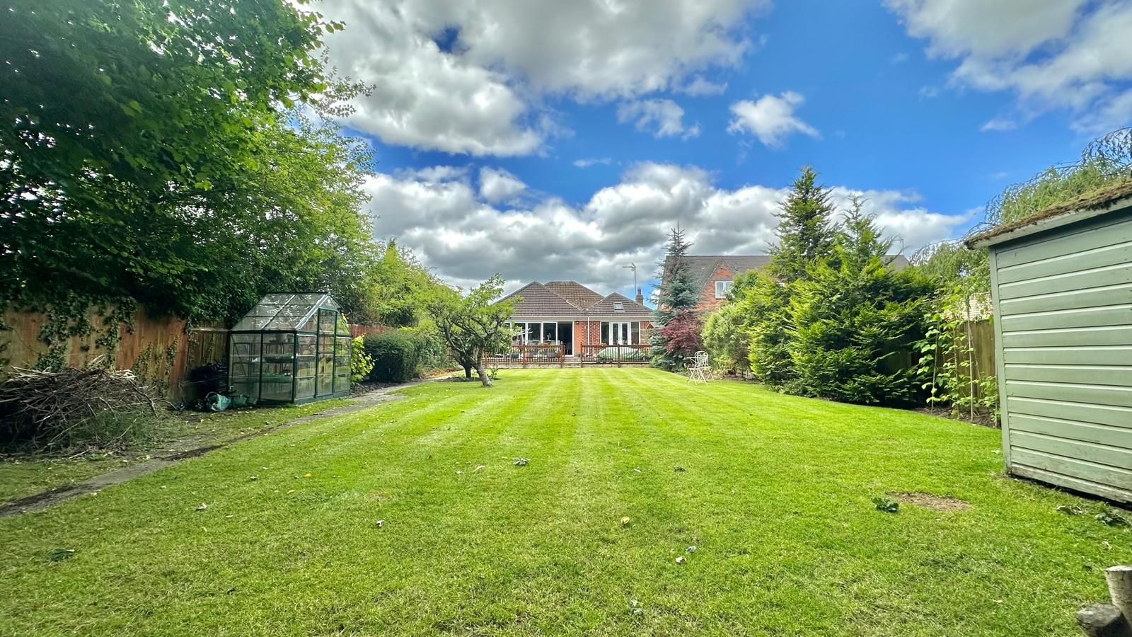 3 bedroom detached bungalow Sold in Coventry - Photograph 5.