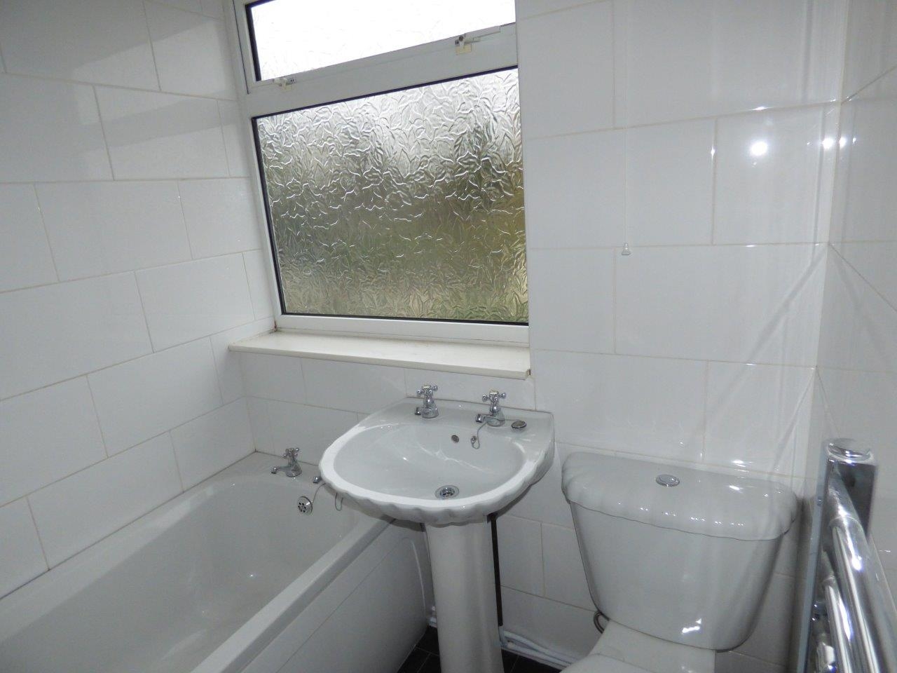 3 bedroom mid terraced house Let in Coventry - Photograph 8.