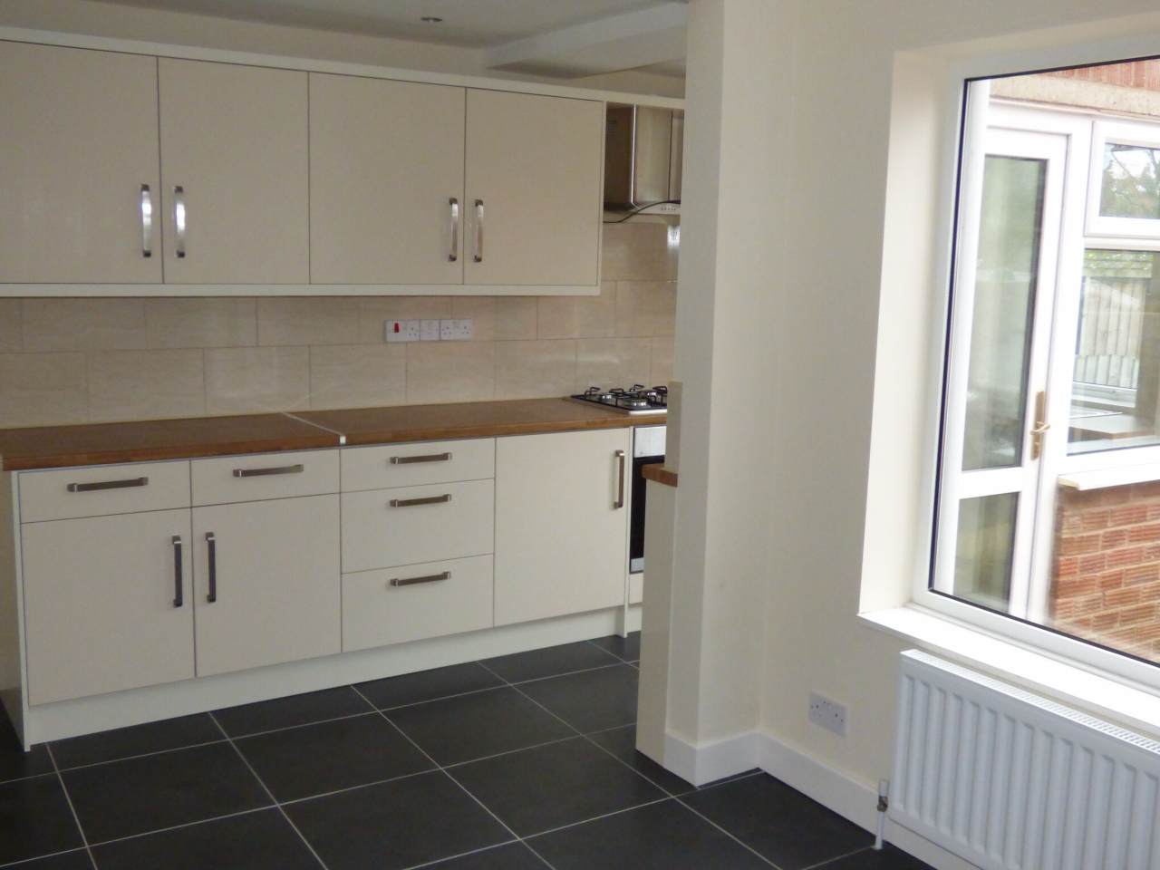 3 bedroom mid terraced house Let in Coventry - Photograph 4.