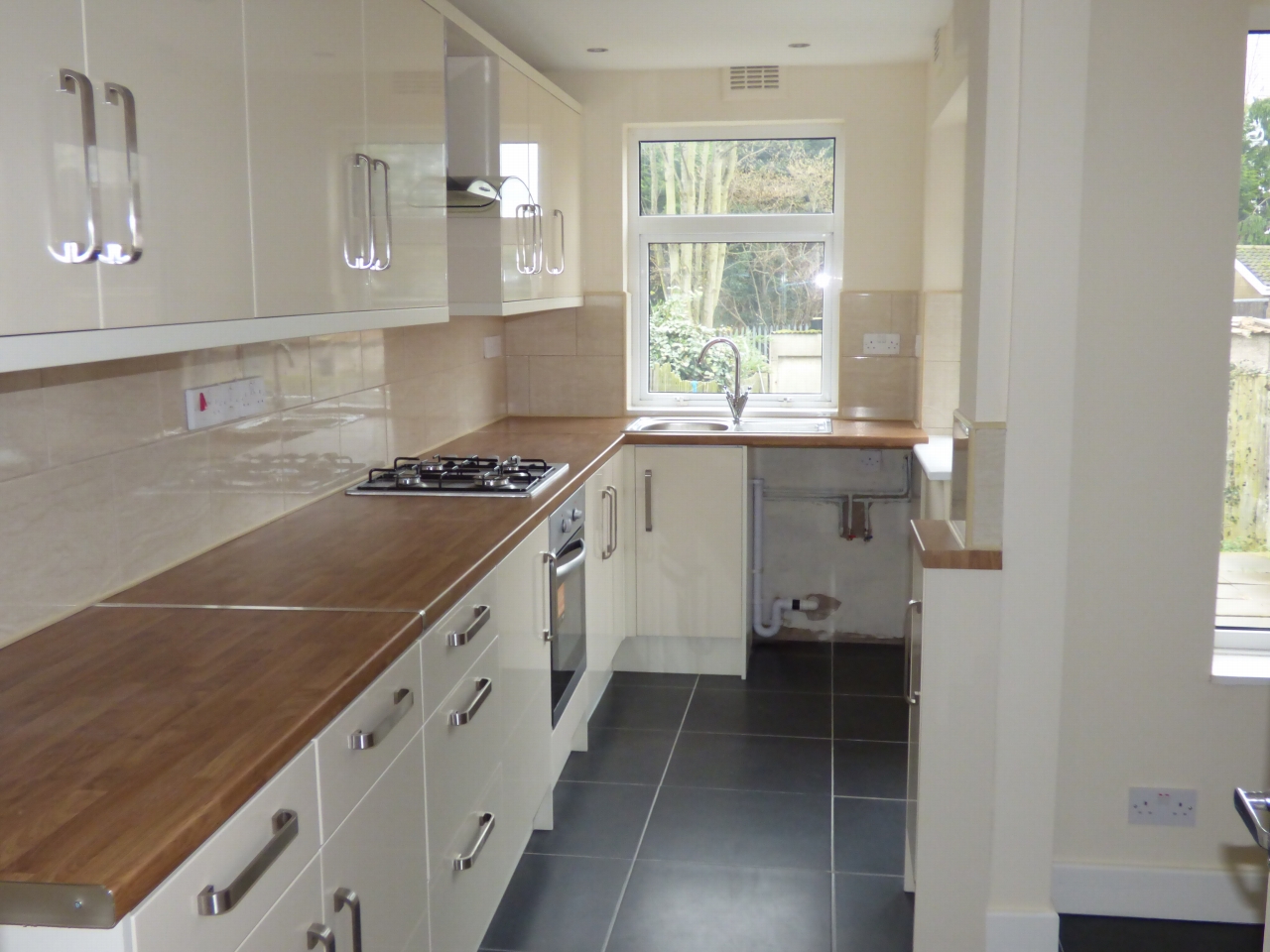 3 bedroom mid terraced house Let in Coventry - Photograph 2.