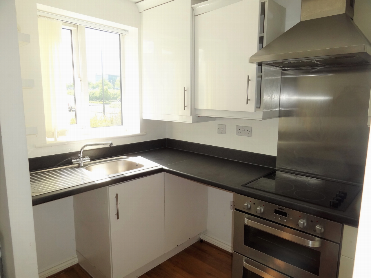2 bedroom mid terraced house Let in Coventry - Photograph 3.