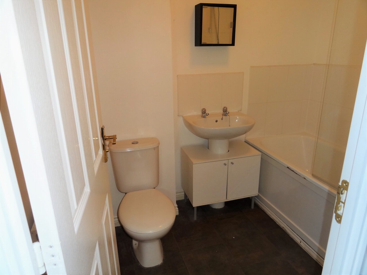 2 bedroom mid terraced house Let in Coventry - Photograph 11.