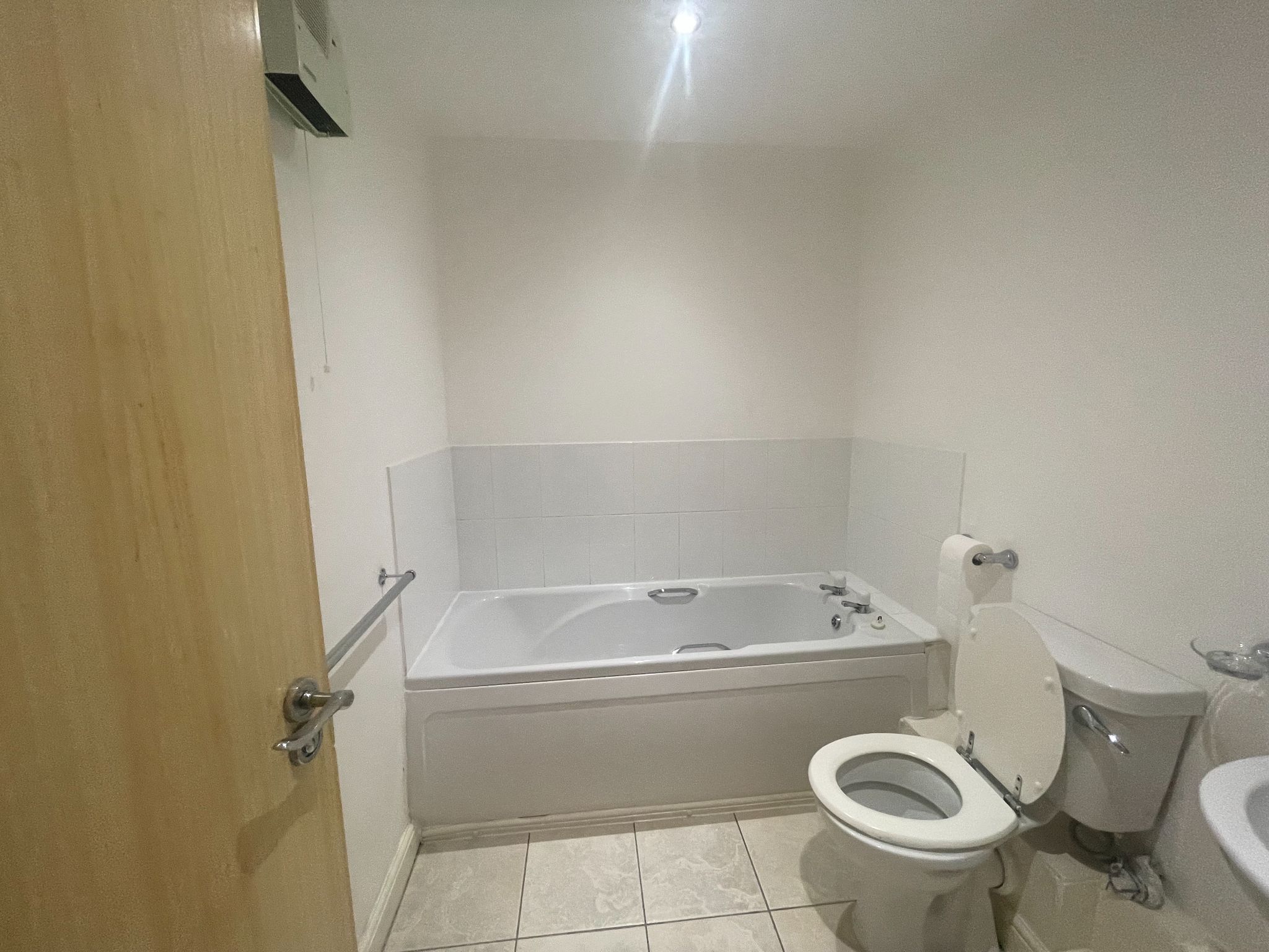 2 bedroom apartment flat/apartment To Let in Coventry - Photograph 6.