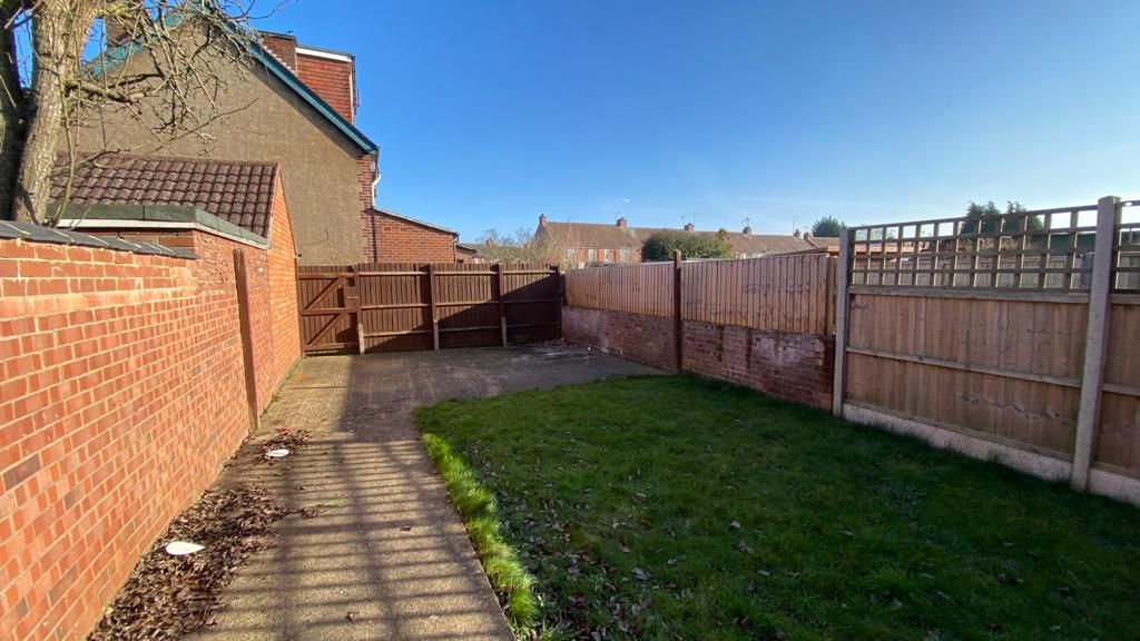 3 bedroom mid terraced house Let in Coventry - Photograph 13.