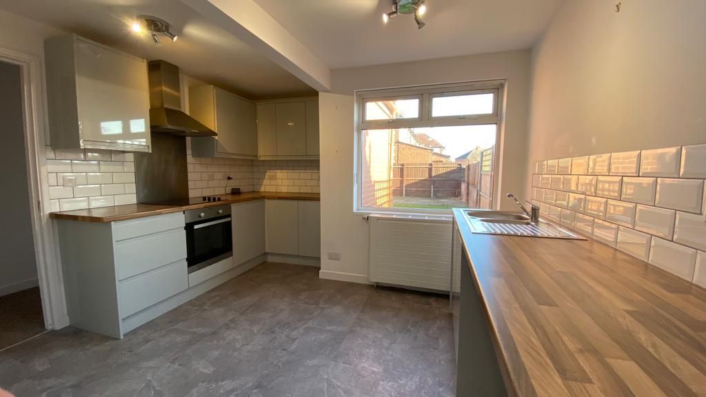 3 bedroom mid terraced house Let in Coventry - Photograph 2.
