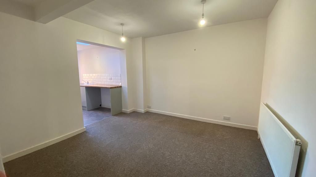 3 bedroom mid terraced house Let in Coventry - Photograph 4.