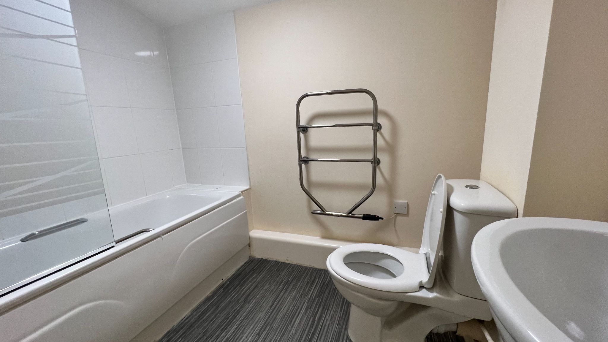 1 bedroom apartment flat/apartment For Sale in Coventry - Photograph 8.