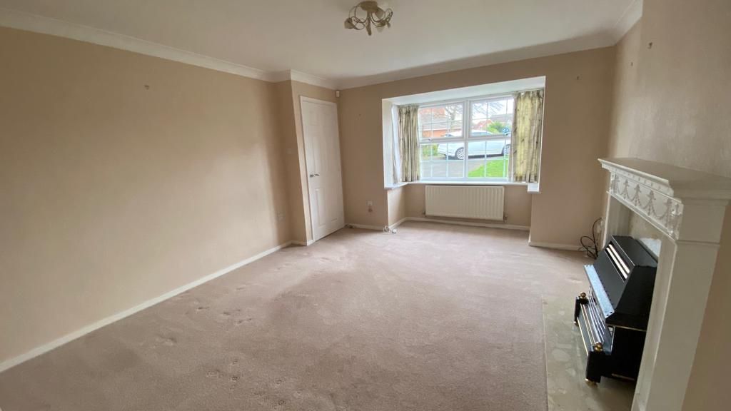4 bedroom detached house Let in Coventry - Photograph 3.