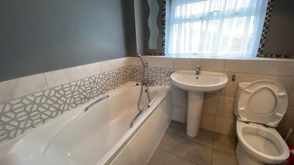 4 bedroom detached house Let in Coventry - Photograph 13.