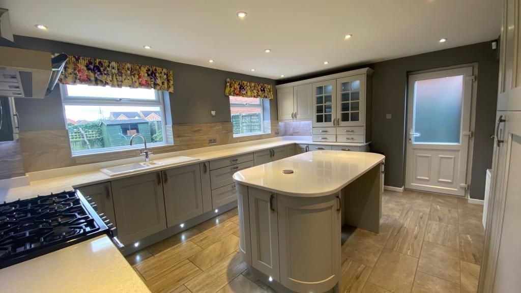 4 bedroom detached house Let in Coventry - Photograph 4.