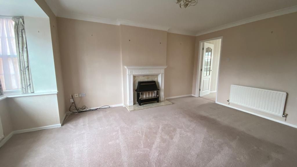 4 bedroom detached house Let in Coventry - Photograph 2.