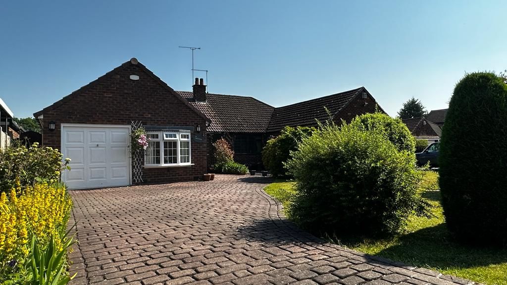3 bedroom semi-detached bungalow Sold in Coventry - Front.