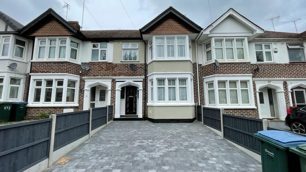 3 bedroom mid terraced house Let in Coventry - Photograph 1.