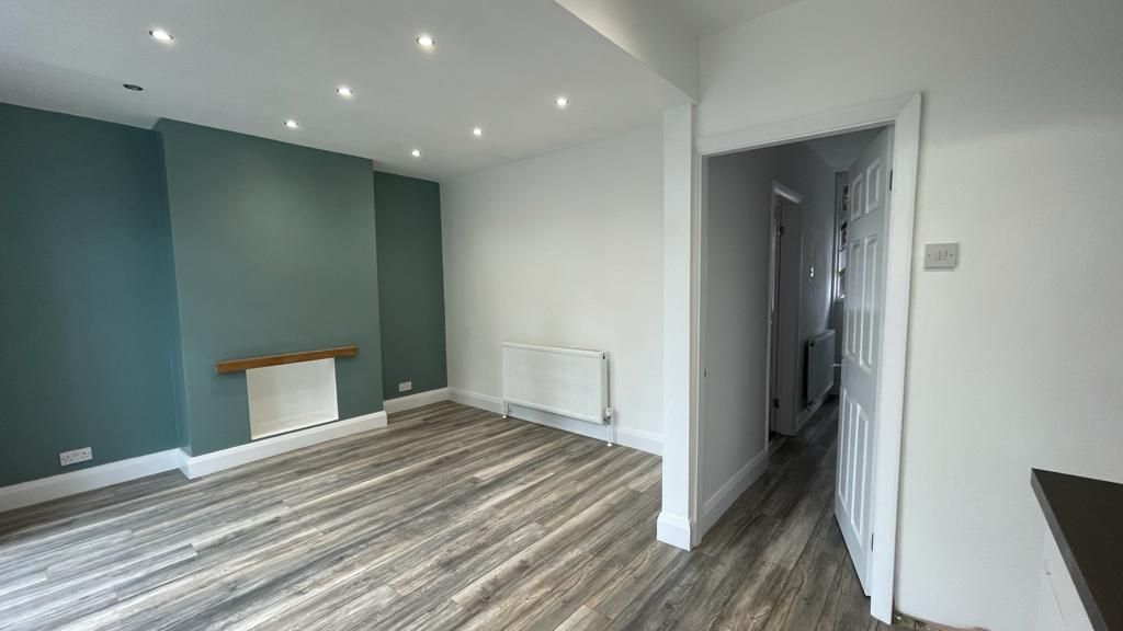 3 bedroom mid terraced house Let in Coventry - Photograph 5.