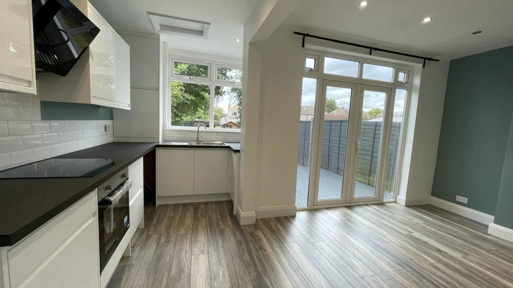 3 bedroom mid terraced house Let in Coventry - Photograph 3.