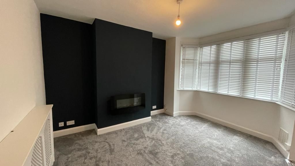 3 bedroom mid terraced house Let in Coventry - Photograph 2.