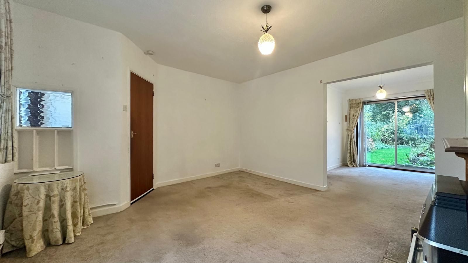 3 bedroom semi-detached house Sold in Coventry - Photograph 5.