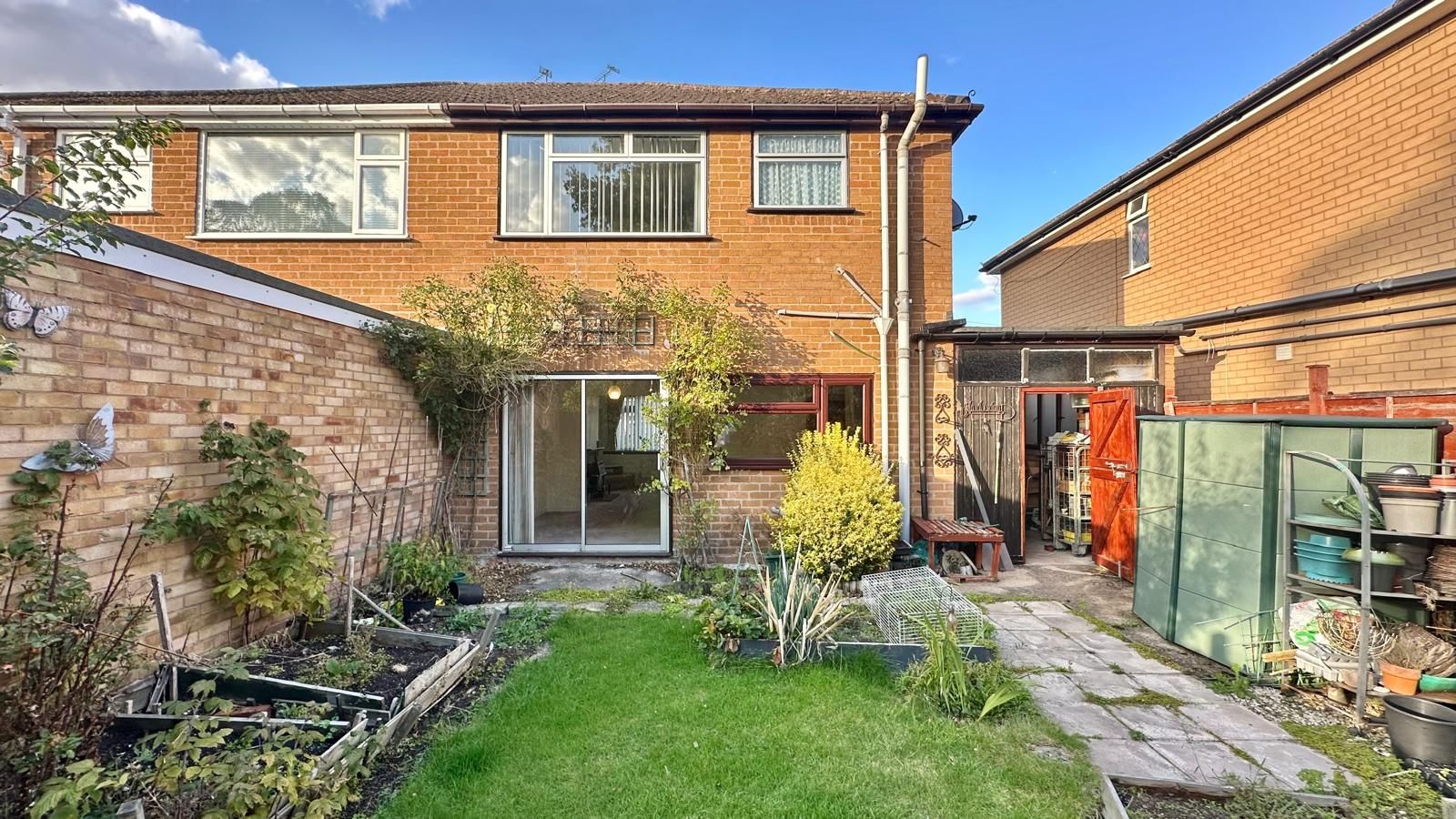 3 bedroom semi-detached house Sold in Coventry - Photograph 19.