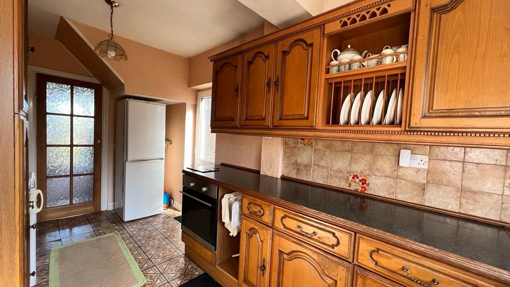 3 bedroom detached house Sold in Coventry - Photograph 4.