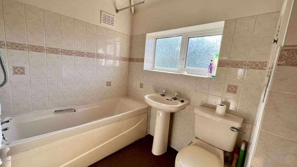 3 bedroom detached house Sold in Coventry - Photograph 10.