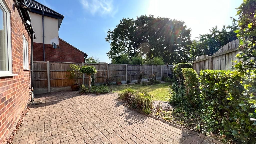 3 bedroom detached house Sold in Coventry - Photograph 12.