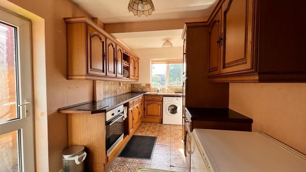 3 bedroom detached house Sold in Coventry - Photograph 3.