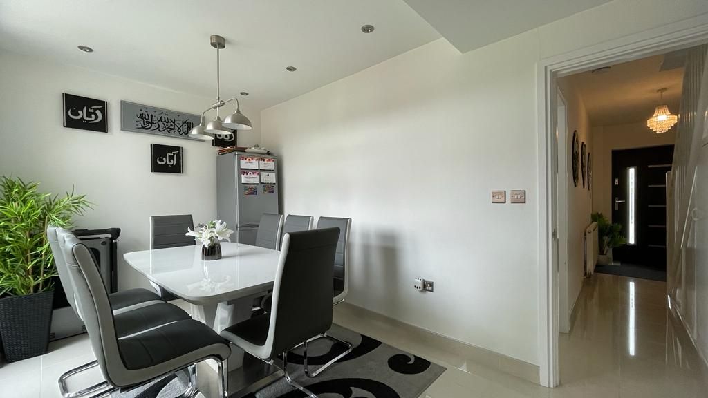 3 bedroom mid terraced house Let in Coventry - Photograph 2.