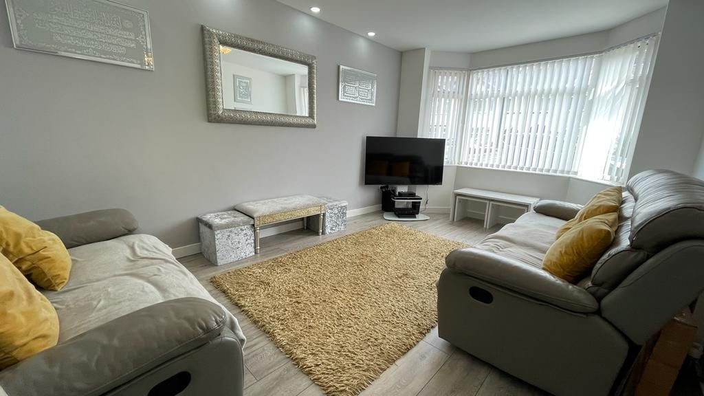 3 bedroom mid terraced house Let in Coventry - Photograph 5.