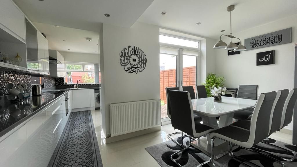 3 bedroom mid terraced house Let in Coventry - Photograph 3.