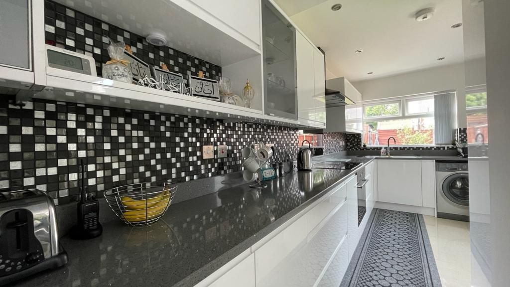 3 bedroom mid terraced house Let in Coventry - Photograph 4.