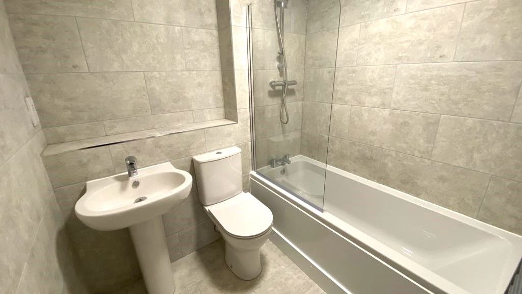 2 bedroom flat flat/apartment Let in Coventry - Photograph 5.