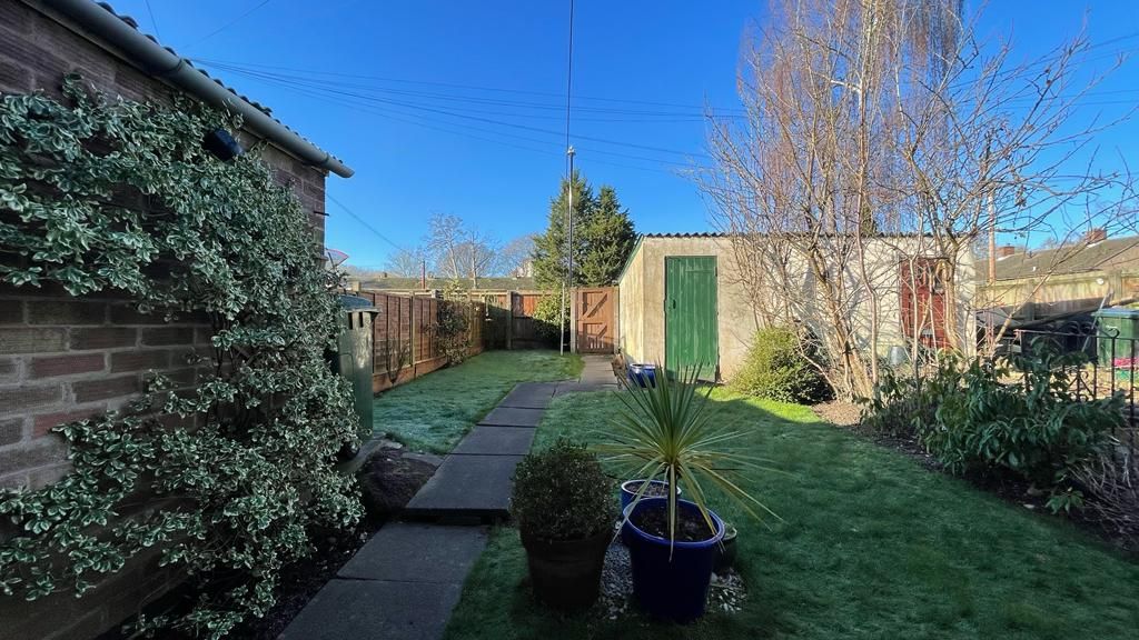 3 bedroom mid terraced house Sold in Coventry - Garden.
