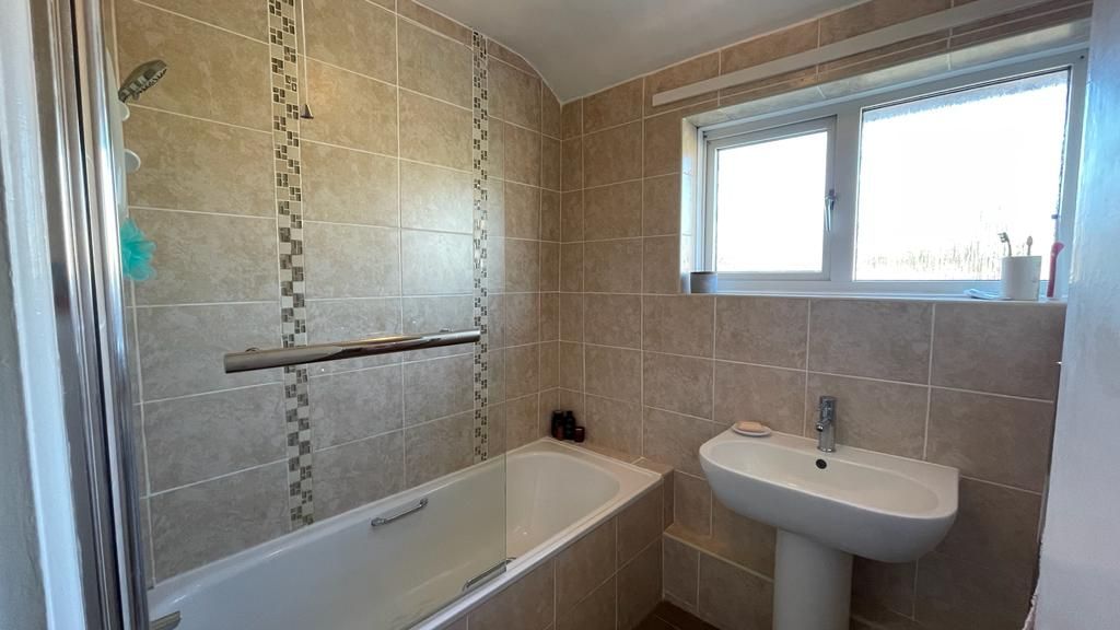 3 bedroom mid terraced house Sold in Coventry - Bathroom.