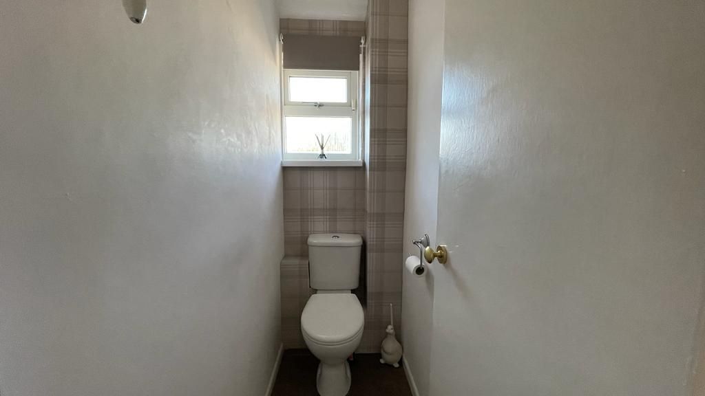3 bedroom mid terraced house Sold in Coventry - Toilet.