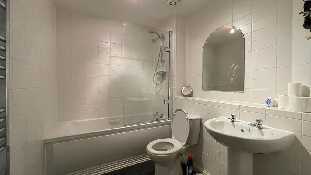 2 bedroom apartment flat/apartment Let in Coventry - Bathroom.