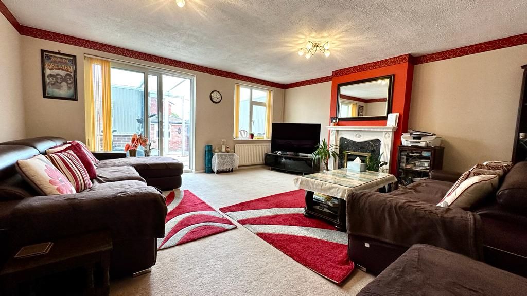 3 bedroom semi-detached house Sold in Coventry - Photograph 5.