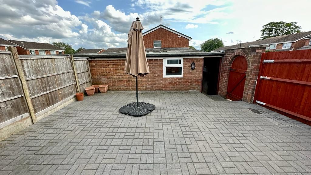 3 bedroom semi-detached house Sold in Coventry - Photograph 13.