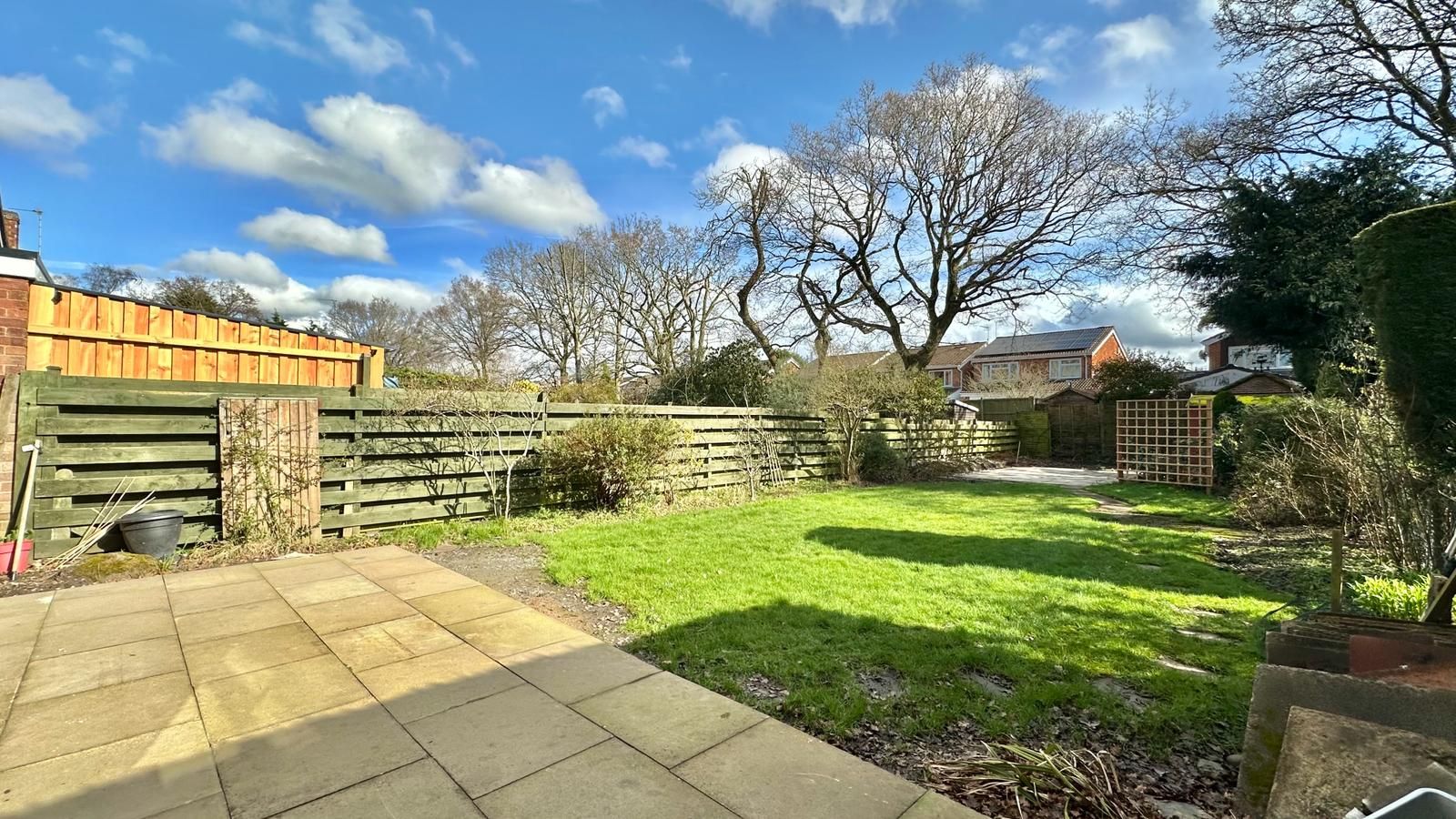 3 bedroom detached house Let in Coventry - Photograph 2.