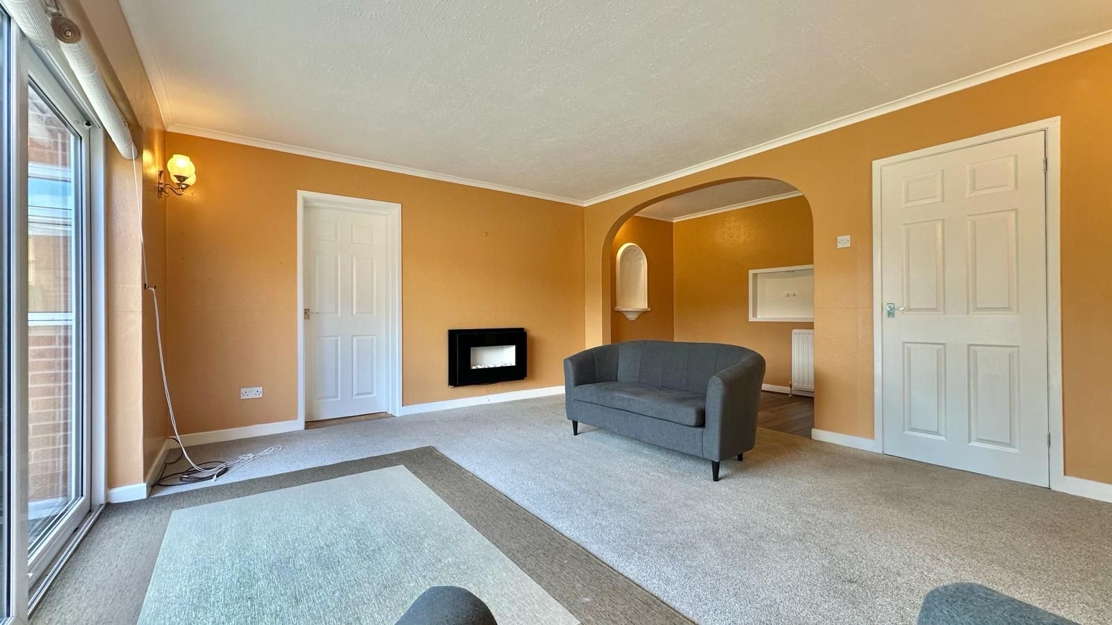 3 bedroom detached house Let in Coventry - Photograph 4.